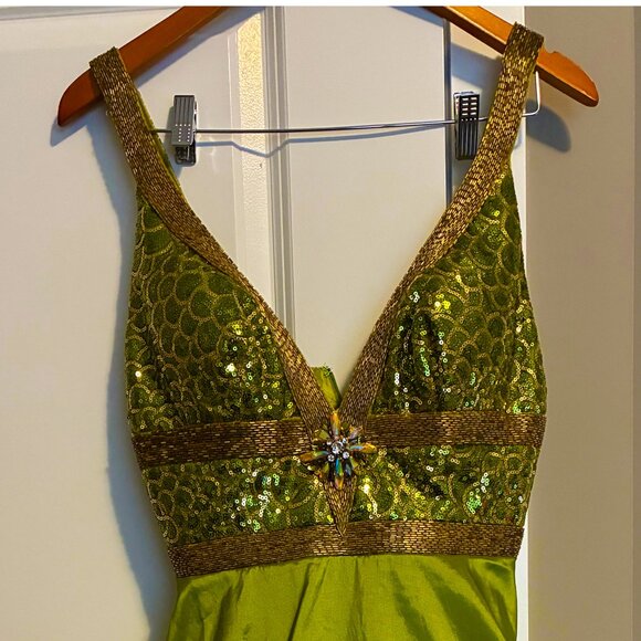 Beautiful green prom dress - Picture 2 of 7